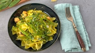 Farfalle mit Lauchzwiebeln, Zuckerschoten und Lachsforelle