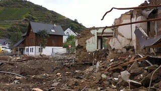 Das Hotel "Kölner Hof" in Dernau musste nach dem Hochwasser abgerissen werden, auf dem Grundstück liegen nur noch die Trümmer.