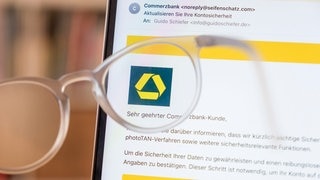 Zu sehen ist eine betrügerische Phishing-E-Mail auf einem Laptop, die eine angebliche Aktivität bei einem Konto der Commerzbank meldet.