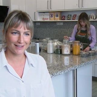 In der Testküche von Biovegan entwickeln Mitarbeiter*innen wie Maxi-Marie Blum und Victoria Korn neue vegane Produkte.