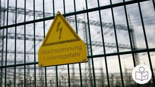 Ein Zaun mit einem Schild. Darauf steht "Hochspannung Lebens·gefahr". Hinter dem Zaun ist ein Umspann·werk. Rechts das SWR Logo für Leichte Sprache.