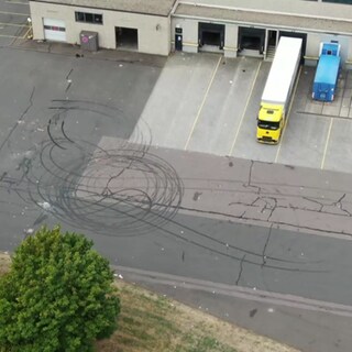 Parkplatz voller Driftspuren