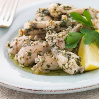 Froschschenkel mit viel Kräuter in Butter und Knoblauch. Symbolfoto.