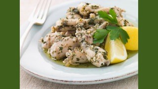 Froschschenkel mit viel Kräuter in Butter und Knoblauch. Symbolfoto.