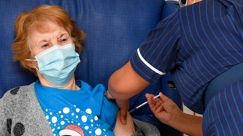 Die 90-jährige Britin Margaret Keenan bekommt als erster Mensch weltweit den BioNTech-Impfstoff gegen das neuartige Coronavirus