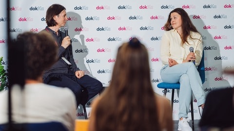 Preisträgerin Inga Lizengevic im Gespräch mit Nils Menrad auf dem 12. dokKa Festival in Karlsruhe 2025