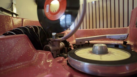 Wolfgang Aich sammelt alte Musikgeräte. Der Bankangestellte aus Friedrichshafen wird DJ