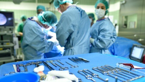 OP-Besteck ist in der HNO-Klinik des Universitätsklinikums in einem Operationssaal während einer Operation zu sehen.
