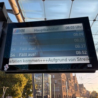 "Fällt aus" - auf den Anzeigen der Stadtbahnlinien zu lesen. Wegen des Warnstreiks bei der AVG kommt es zu Zugausfällen.