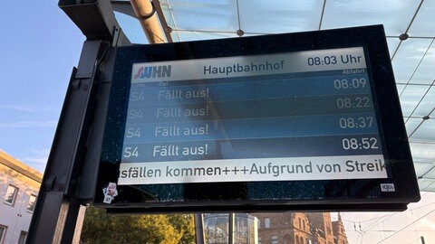 "Fällt aus" - auf den Anzeigen der Stadtbahnlinien zu lesen. Wegen des Warnstreiks bei der AVG kommt es zu Zugausfällen.