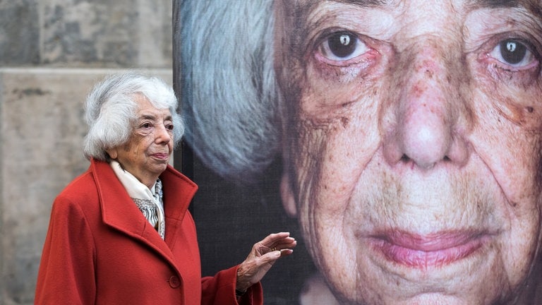 Margot Friedländer steht bei der Ausstellung "Gegen das Vergessen" neben ihrem Portait.