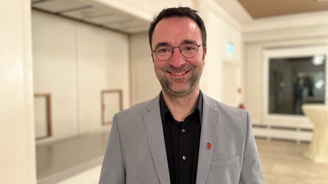 Bitburgs Bürgermeister Heiko Jakobs (SPD) hat einen Drei-Stufen-Plan im Kampf gegen die asiatische Hornisse vorgestellt. Dabei sollen auch Freiwillige bei der Bekämpfung der invasiven Art helfen. 