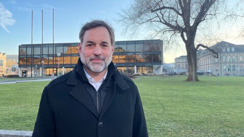 Rolf Frankenberger, wissenschaftlicher Geschäftsführer des Tübinger Institut für Rechtsextremismusforschung (IRex) steht vor dem Gebäude des baden-württembergischen Landtags in Stuttgart