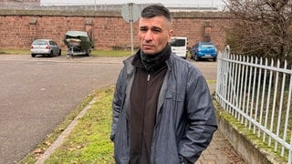 Ahmet Can steht vor den Mauern der JVA Mannheim