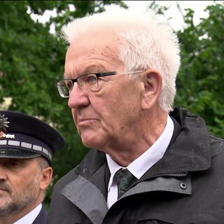 Ministerpräsident Winfried Kretschmann bei seiner Ansprache an Unglücksort