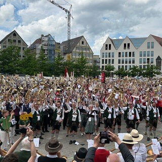 Über 6.000 nehmen am Gemeinschaftskonzert auf dem Münsterplatz teil.