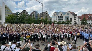 Über 6.000 nehmen am Gemeinschaftskonzert auf dem Münsterplatz teil.