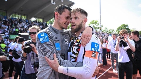 Trainer Thomas Wörle umarmt Johannes Reichert nach dem Aufstieg des SSV Ulm in die 2. Bundesliga.