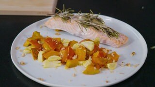 Ofenlachs auf Kürbis-Walnuss-Bett mit Rosmarin und Honig