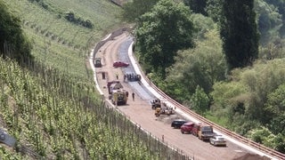 Bei einem Arbeitsunfall auf der B53 bei Köwerich in der Verbandsgemeinde Schweich sind mehrere Menschen verletzt worden.