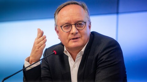 Andreas Stoch, Vorsitzender der SPD-Fraktion im Landtag von Baden-Württemberg, stellt die Ergebnisse der Fraktionsklausur vor.