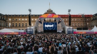 Blick auf die Bühne mit Tatort-Logo