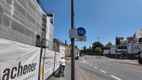 Kein Einzelfall in Trier: Radwege, die "im Nichts" enden. Fahrradfahrern bleibt hier nichts anderes übrig, als abzusteigen und das Rad zu schieben.