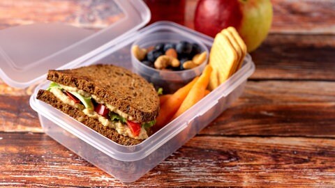 Plastikbox mit Brot