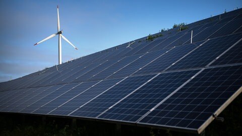 Eine Windkraftanlage und eine Solaranlage (Symbolbild). Bis Ende Juni sind Anträge für 1.230 neue Windkraftanlagen eingereicht worden, so das wissenschaftliche Gremium. 