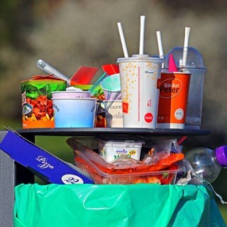 Abfallkorb mit Plastik- und anderem Müll: Plastikmüll verschmutzt – meist nur kurz genutzt – weltweit Böden, Flüsse und Ozeane