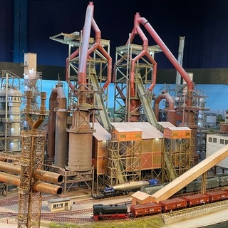 Zwei Hochöfen als besondere Hingucker auf der Modellbahnanlage des Vereins "Reviermodule"