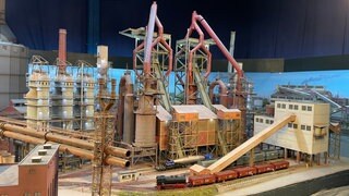 Zwei Hochöfen als besondere Hingucker auf der Modellbahnanlage des Vereins "Reviermodule"