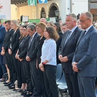 An der Gedenkveranstaltung im Ahrtal nahm unter anderem Ministerpräsident Schnieder und Kanzler Merz teil.