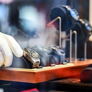 Im Schaufenster eines Juweliergeschäfts werden Luxusuhren präsentiert.
