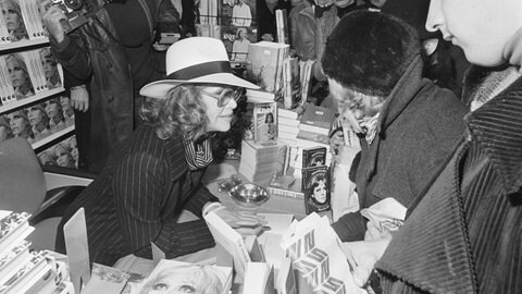 Hildegard Knef bei einer Buchsignierung in Amsterdam 