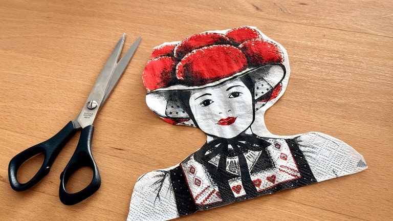 Wenn die Serviette mehrere Schichten hat, kann man nicht bedruckten Schichten abziehen und nur die bedruckte verwenden. 