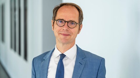 Das Bild zeigt ein Portrait von Jan Büttner
