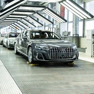 Audi A8 Modell gebaut am Standort Neckarsulm. Das Flaggschiffmodell wird im Jahr 2026 auslaufen. Die ursprünglich angekündigten Nachfolgemodelle verzögern sich.