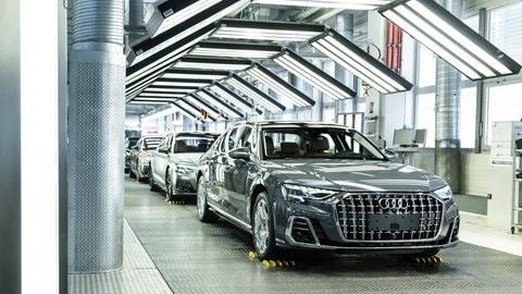 Audi A8 Modell gebaut am Standort Neckarsulm. Das Flaggschiffmodell wird im Jahr 2026 auslaufen. Die ursprünglich angekündigten Nachfolgemodelle verzögern sich.