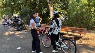 Zahra Farash (links) gibt Maliha Tipps. Sie war 2018 selbst Teilnehmerin beim ersten Angebot von Bike & Belong in Stuttgart.