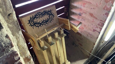 Eine große Rätsche im Kirchturm der St. Nikolaus Kirche in Hechingen-Boll. Seit Hunderten von Jahren wird hier kurz vor Ostern Krach gemacht, während die Kirchenglocken stillstehen. 