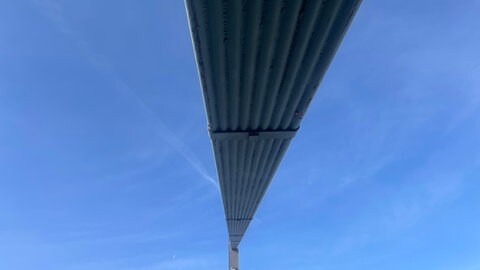 Tragseile der Rheinbrücke.