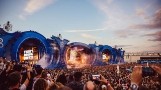 Tausende Menschen vor der "Euphoria"-Stage 2025 auf dem "Glücksgefühle"-Festival auf dem Hockenheimring.