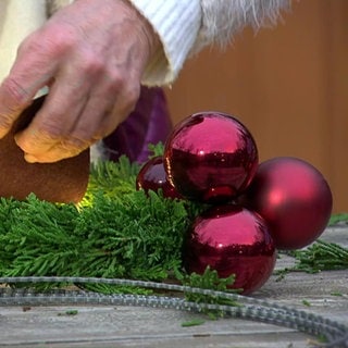 Ein Weihnachtskranz wird gebastelt