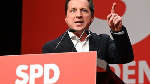 Sascha Binder, Generalsekretär der SPD Baden-Württemberg, spricht in der Oberrheinhalle auf dem Landesparteitag.