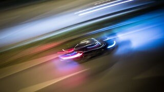 Auto verzerrt auf der autobahn