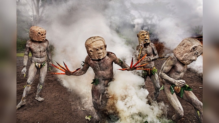 Asaro Mudmen (Schlamm- oder Lehmmenschen) von Papua-Neuguinea