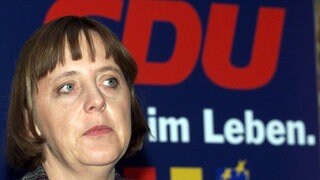 Die Generalsekretärin der CDU, Angela Merkel, am 10.12.1999 bei einer Pressekonferenz in der Bundesgeschäftsstelle in Berlin
