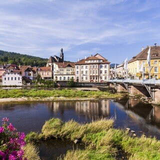 Eine Totale von der Stadt Gernsbach an der Enz. Teile der Bevölkerung in Gernsbach sprechen sich gegen das Sparpaket aus. In seiner gestrigen Sitzung hat der Gemeinderat das Bürgerbegehren nicht abgelehnt.