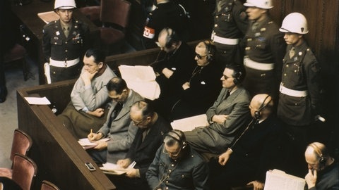 Anklagebank im Nürnberger Prozess gegen die Hauptkriegsverbrecher (20.11.1945 bis 1.10.1946): 1. Reihe v. l.: Goering, Hess, Ribbentrop, Keitel; 2. Reihe v. l.: Doenitz, Raeder, von Schirach, Sauckel und Jodl